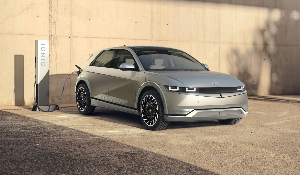 Электромобиль Hyundai IONIQ 5 2021 года на заправке