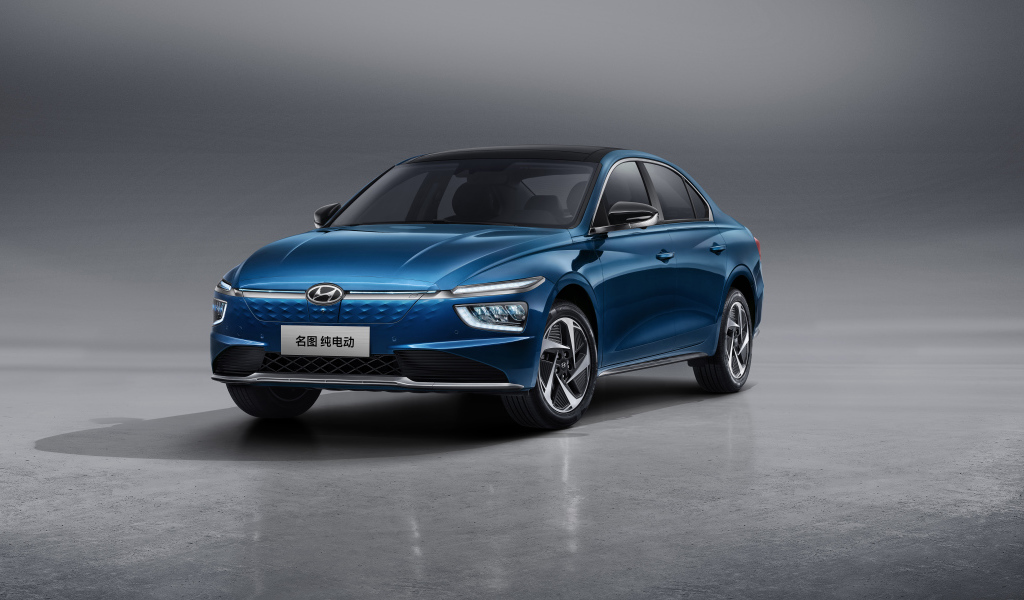 Автомобиль Hyundai Mistra EV 2021 года на сером фоне