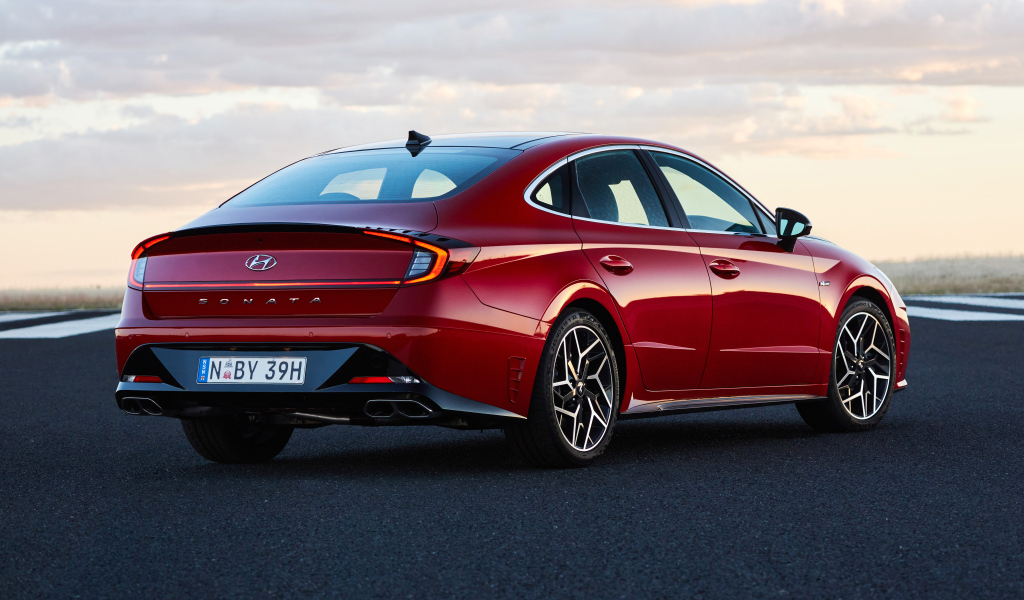Красный автомобиль Hyundai Sonata N Line 2021 года вид сзади
