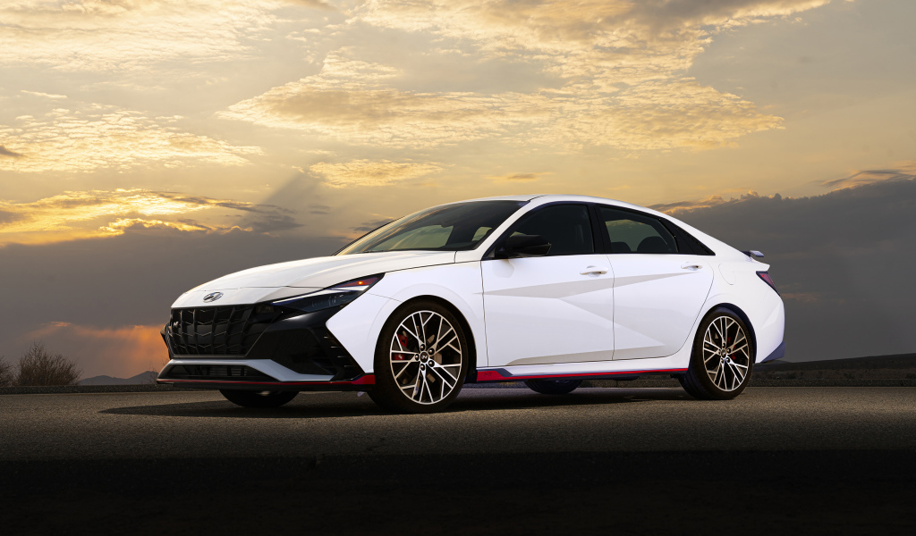 Белый Hyundai Elantra N, 2022 года на фоне неба