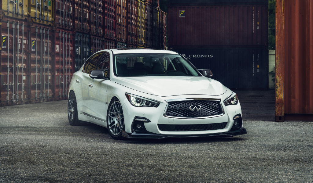 Белый автомобиль Infiniti Q50, 2021 года в порту