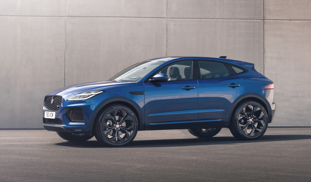 Синий Jaguar E-Pace R-Dynamic Black Pack 2021 года на фоне стены