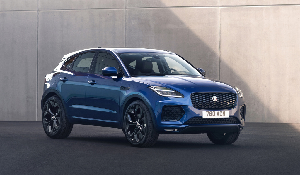 Синий внедорожник Jaguar E-Pace R-Dynamic Black Pack 2021 года