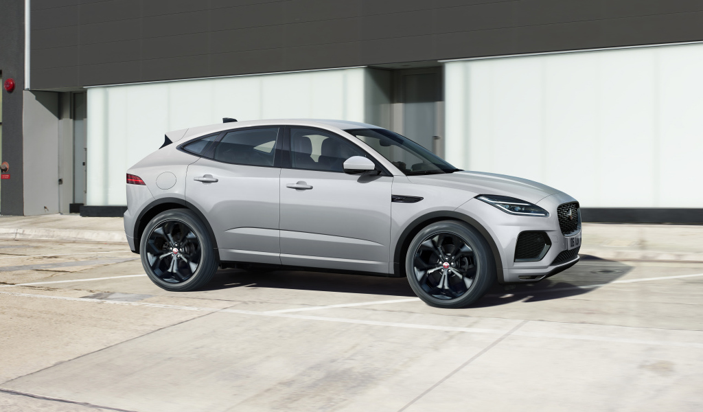 Серебристый кроссовер Jaguar E-Pace R-Dynamic Black Pack 2021 года