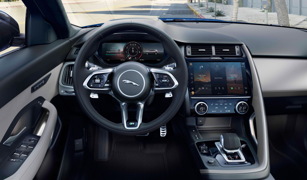 Черный салон автомобиля Jaguar E-Pace R-Dynamic Black Pack 2021 года