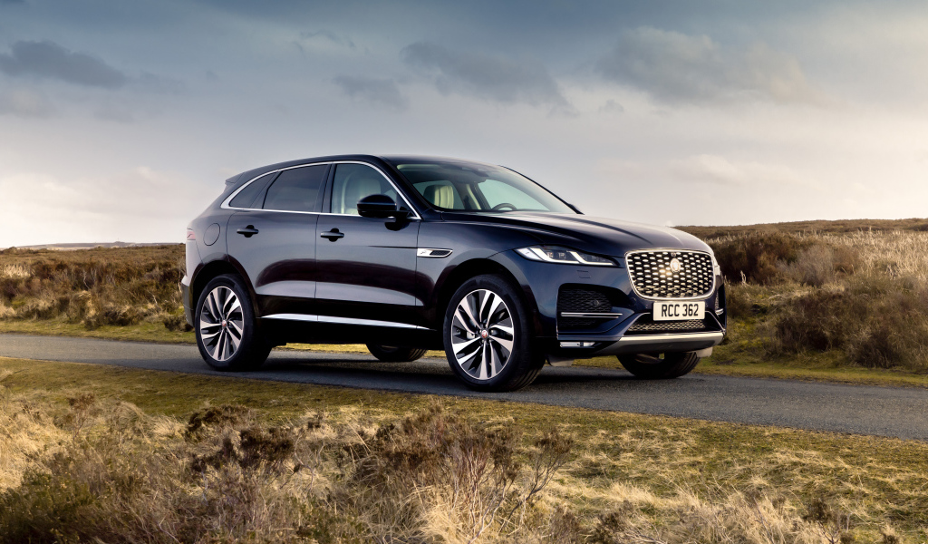 Черный автомобиль Jaguar F-Pace P400e AWD 2021 года