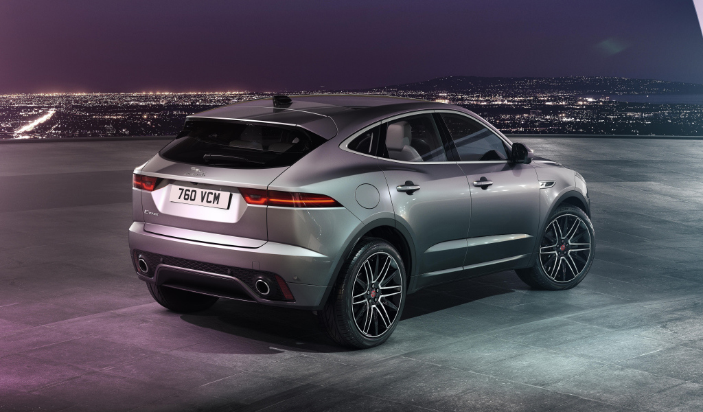 Серебристый Jaguar E-Pace R-Dynamic 2021 года на фоне ночного города