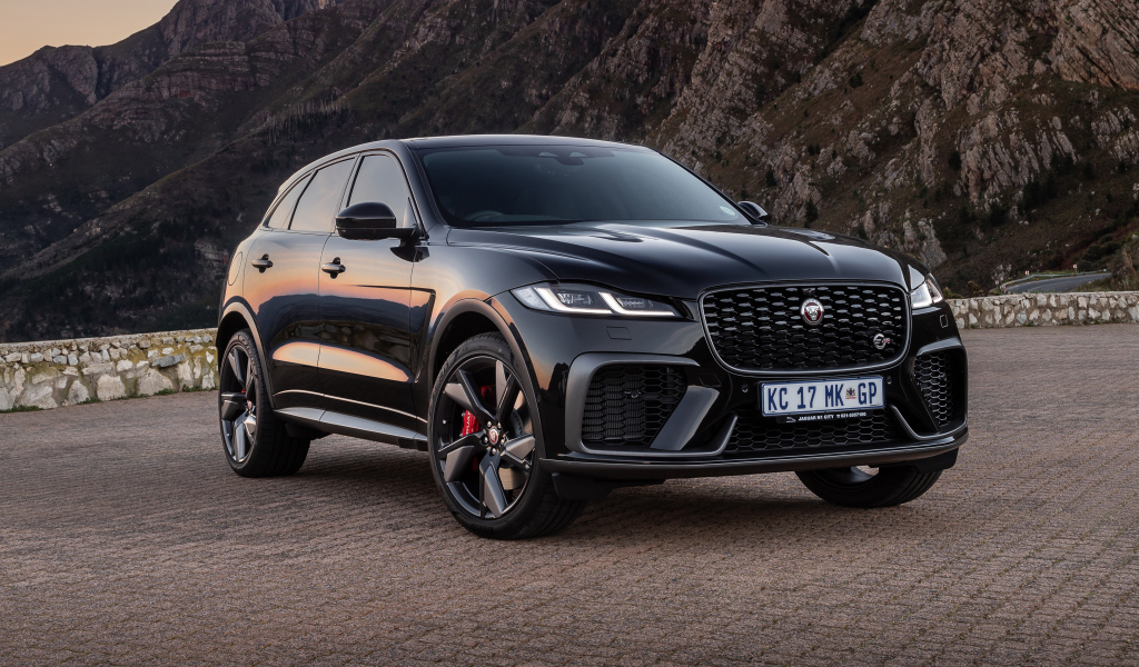 Черный Jaguar F-Pace SVR 2021  года на фоне гор