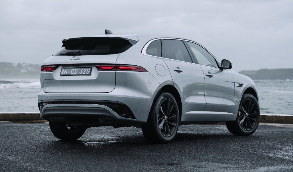 Автомобиль Jaguar F-Pace P250 R-Dynamic, 2021 года вид сзади