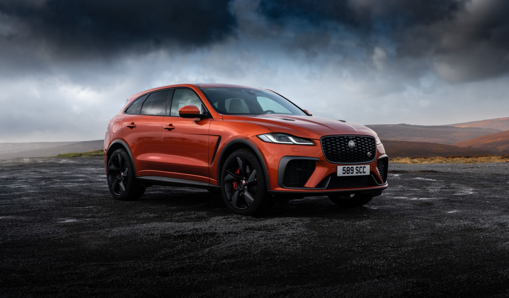 Автомобиль Jaguar F-Pace SVR на фоне грозового неба