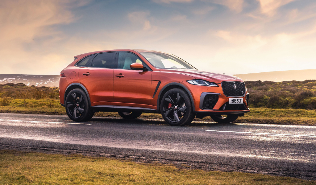 Кроссовер Jaguar F-Pace SVR на дороге