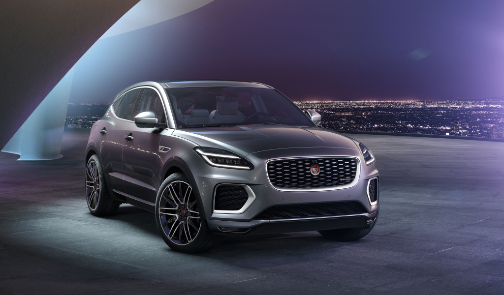 Стильный автомобиль Jaguar E-Pace R-Dynamic 2021 года на фоне города