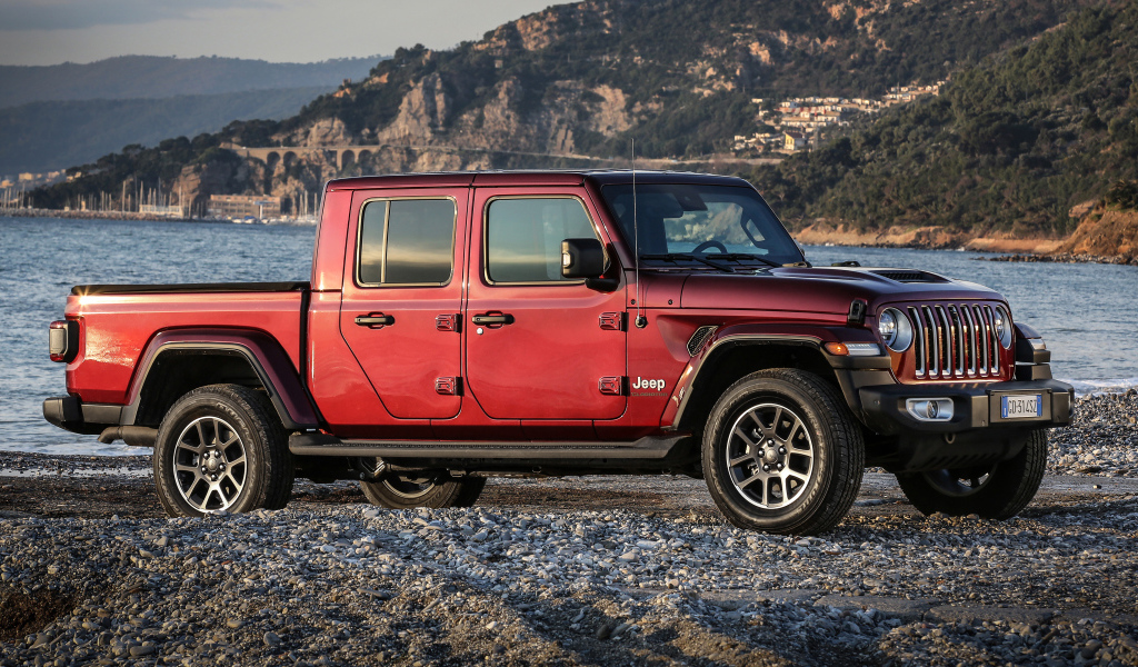 Пикап Jeep Gladiator 80th Anniversary 2021 года у воды