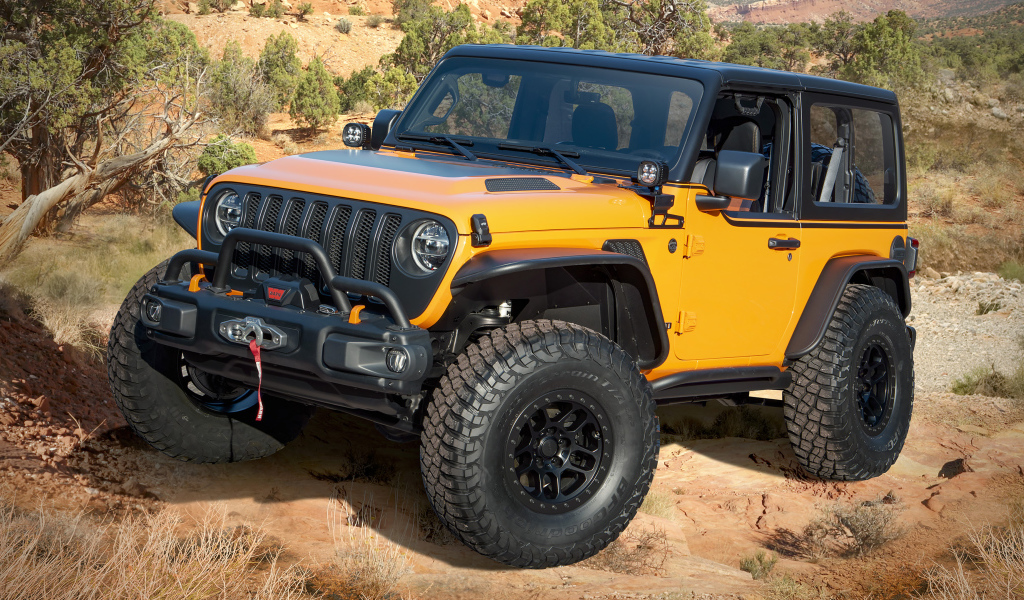 Внедорожник Jeep Orange Peelz 2021 года в горах