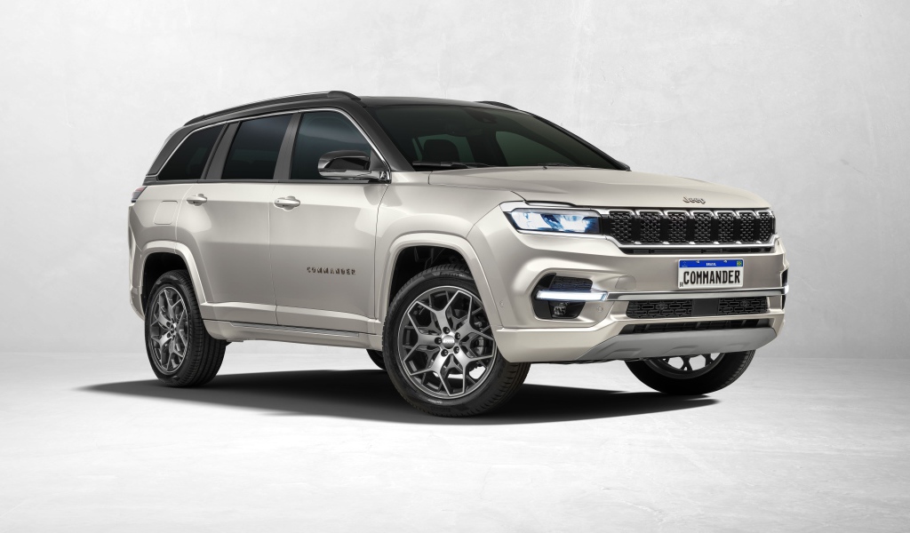 Серебристый внедорожник Jeep Commander Overland 2022 года