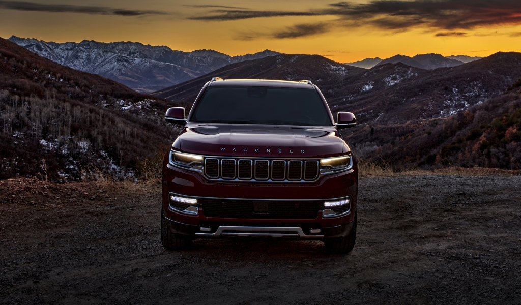 Внедорожник Jeep Wagoneer Series II Premium, 2022 года на фоне заката в горах