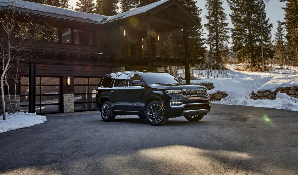 Большой черный Jeep Grand Wagoneer Series III, 2022 года у дома
