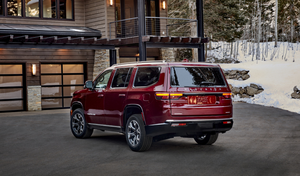 Красный внедорожник Jeep Wagoneer Series II Premium, 2022 года вид сзади