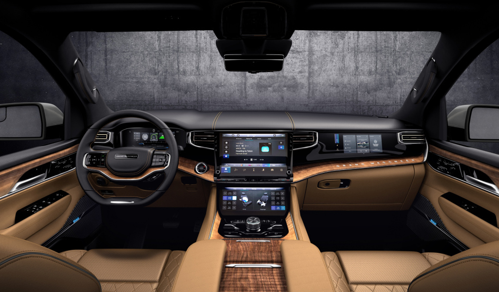 Стильный кожаный салон автомобиля Jeep Grand Wagoneer Series III, 2022 года
