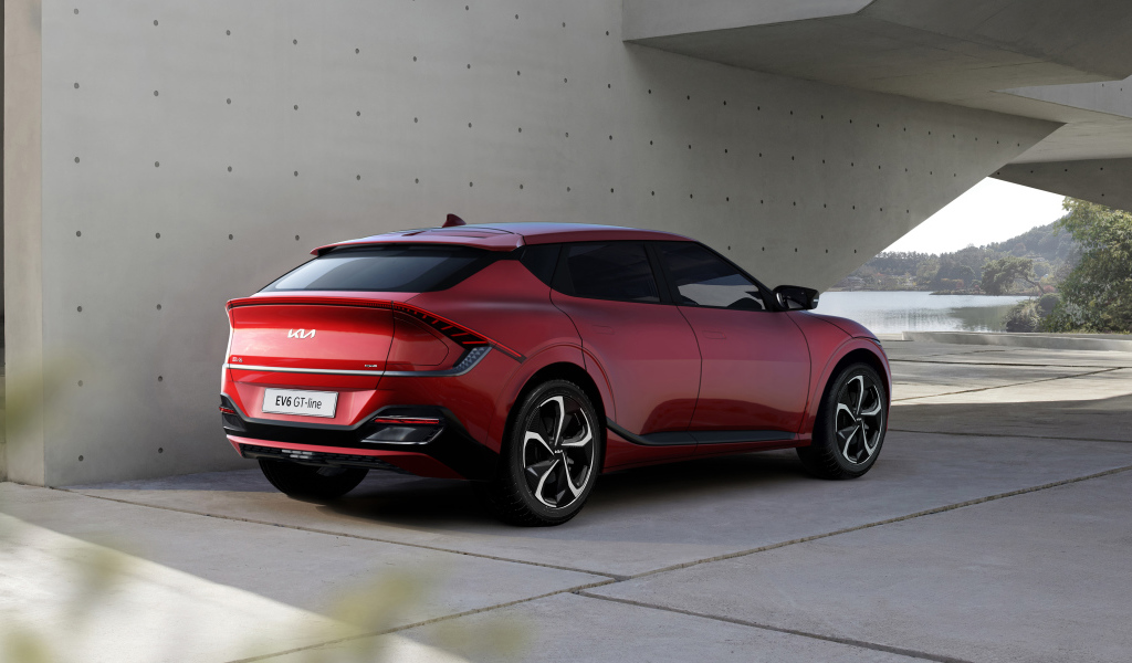 Автомобиль Kia EV6 GT Line 2021 года под мостом