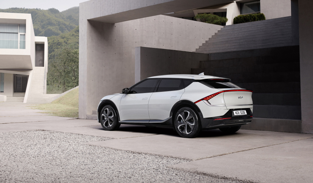 Белый кроссовер Kia EV6 2021 года вид сзади
