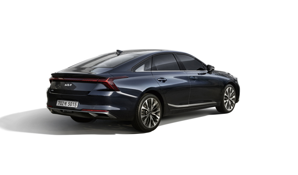 Черный автомобиль Kia K8 2021 года вид сзади