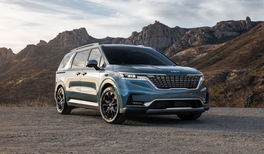 Внедорожник  Kia Carnival, 2022 года в горах