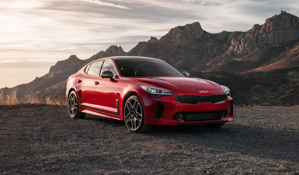 Красный автомобиль  Kia Stinger GT, 2022 года в горах