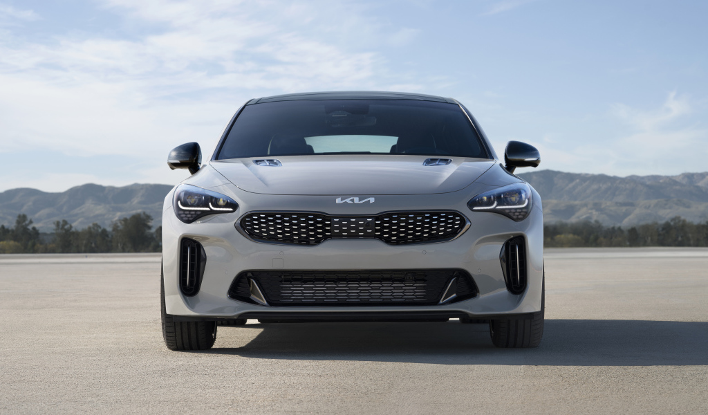 Серебристый автомобиль Kia Stinger GT Scorpion, 2022 года вид спереди