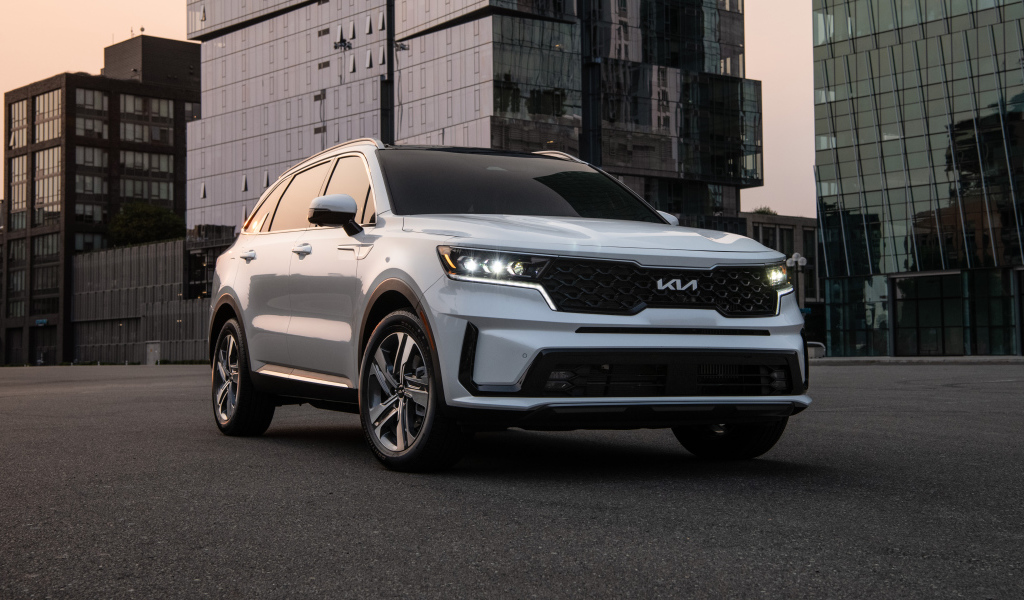 Белый автомобиль  Kia Sorento, 2022 года вид спереди