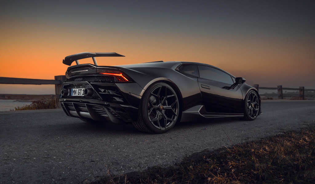 Черный быстрый Lamborghini Huracán EVO RWD 2021 года вид сзади