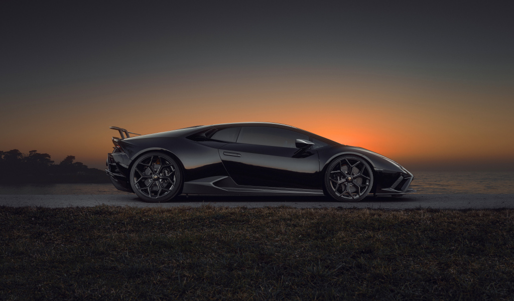 Черный Lamborghini Huracán EVO RWD 2021 года вид сбоку