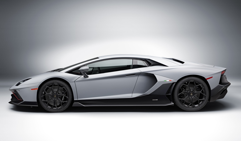 2021 Lamborghini Aventador LP 780-4 Ultimate Silver Side View