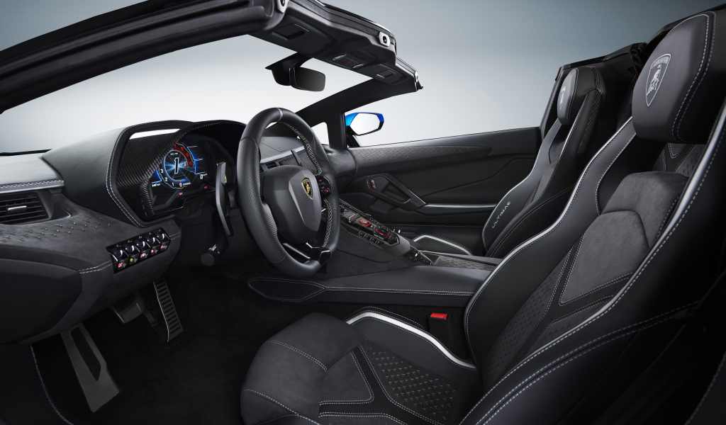 Черный салон автомобиля Lamborghini Aventador LP 780-4 Ultimate 2021 года