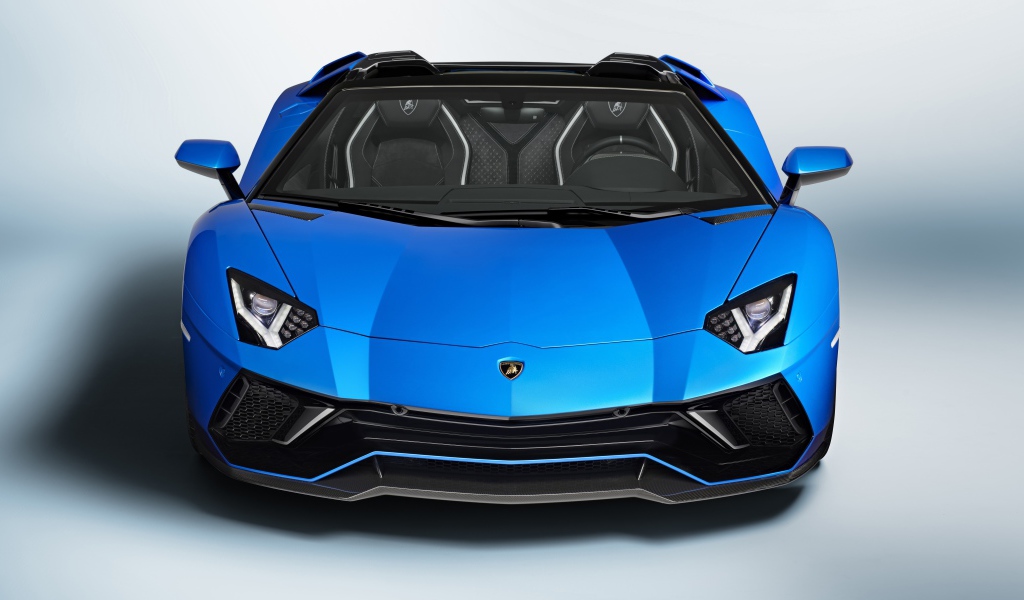 Синий автомобиль Lamborghini Aventador LP 780-4 Ultimate 2021 года вид спереди