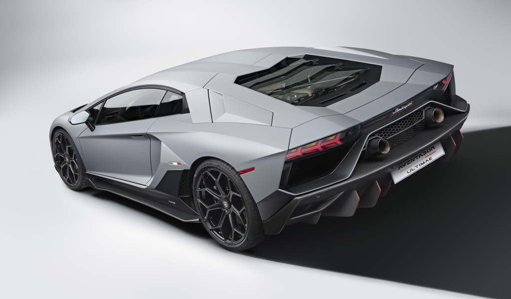 Автомобиль Lamborghini Aventador LP 780-4 Ultimate 2021 года на сером фоне