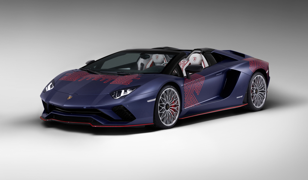 Кабриолет Lamborghini Aventador S, 2021 года на сером фоне