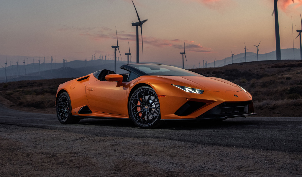 Оранжевый автомобиль Lamborghini Huracán EVO RWD Spyder 2021 года