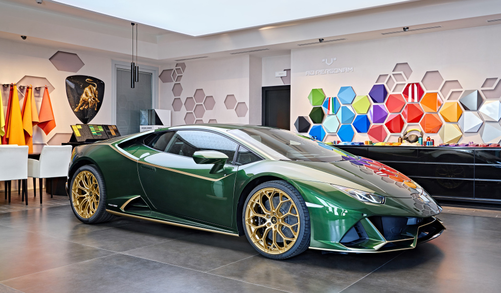 Зеленый автомобиль Lamborghini Huracán 2021 года