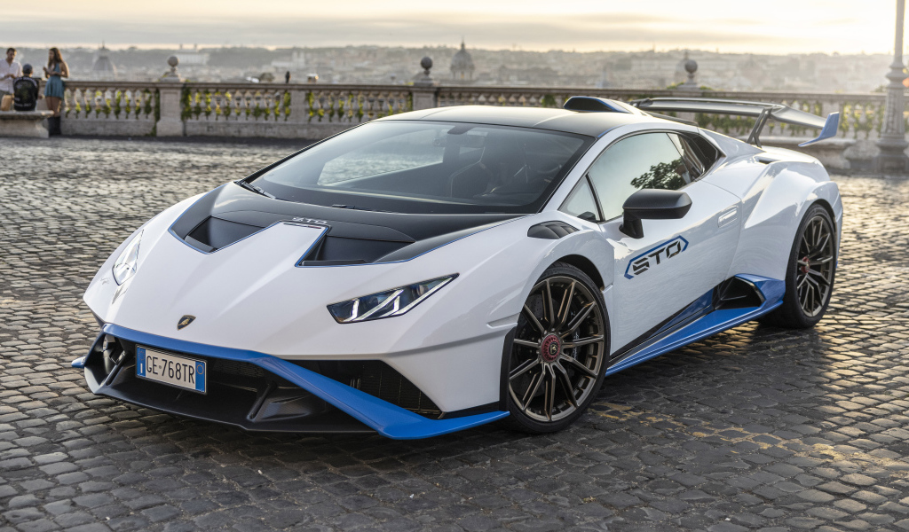 Автомобиль Lamborghini Huracán STO 2021 года крупным планом