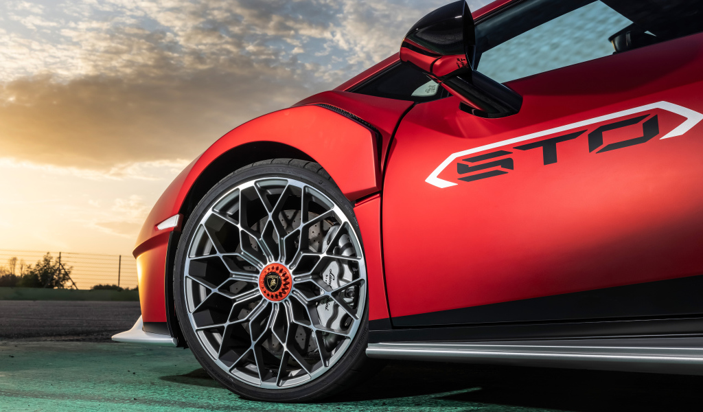 Колесо красного автомобиля Lamborghini Huracán STO 2021 года 