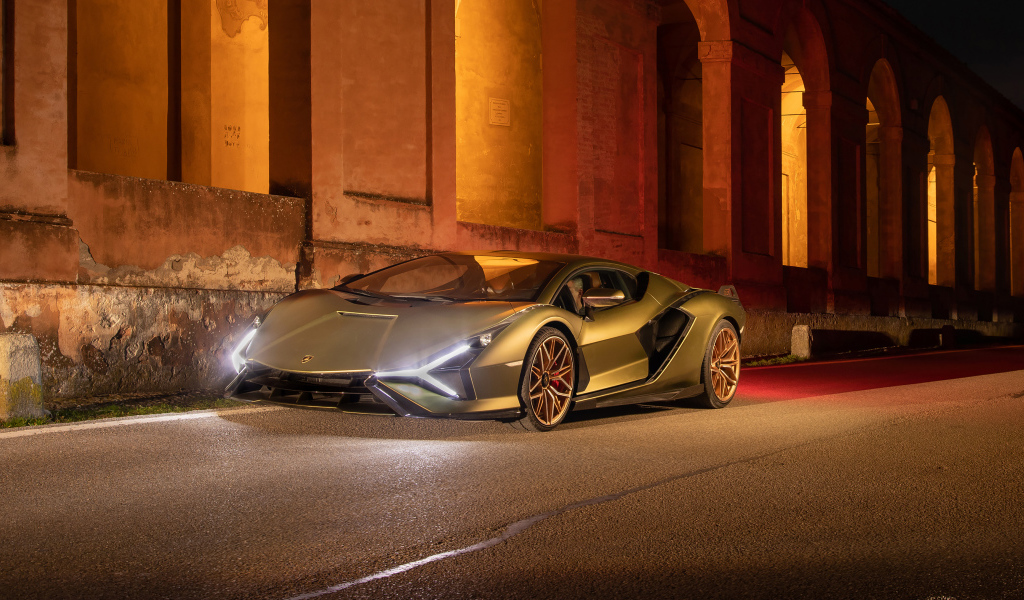 Автомобиль  Lamborghini Sián FKP 37, 2021 года у здания