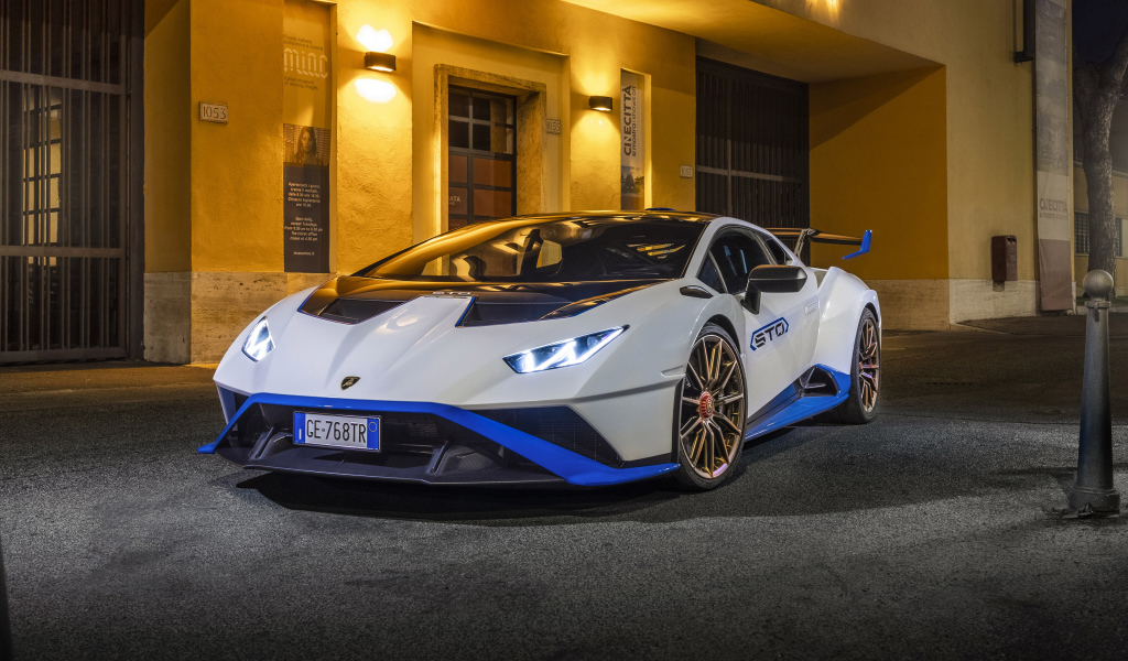 Белый Lamborghini Huracán STO 2021 года у дома ночью