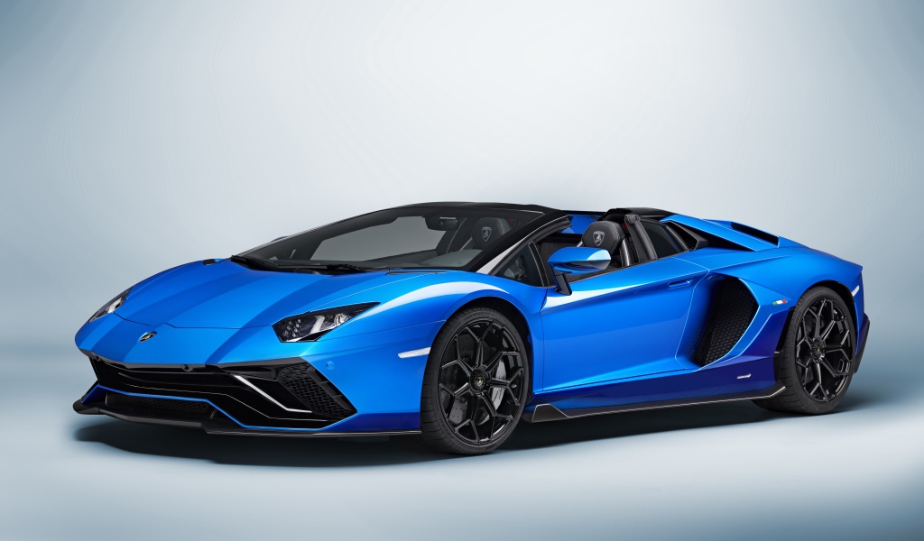 Синий Lamborghini Aventador LP 780-4 Ultimate 2021 года на сером фоне