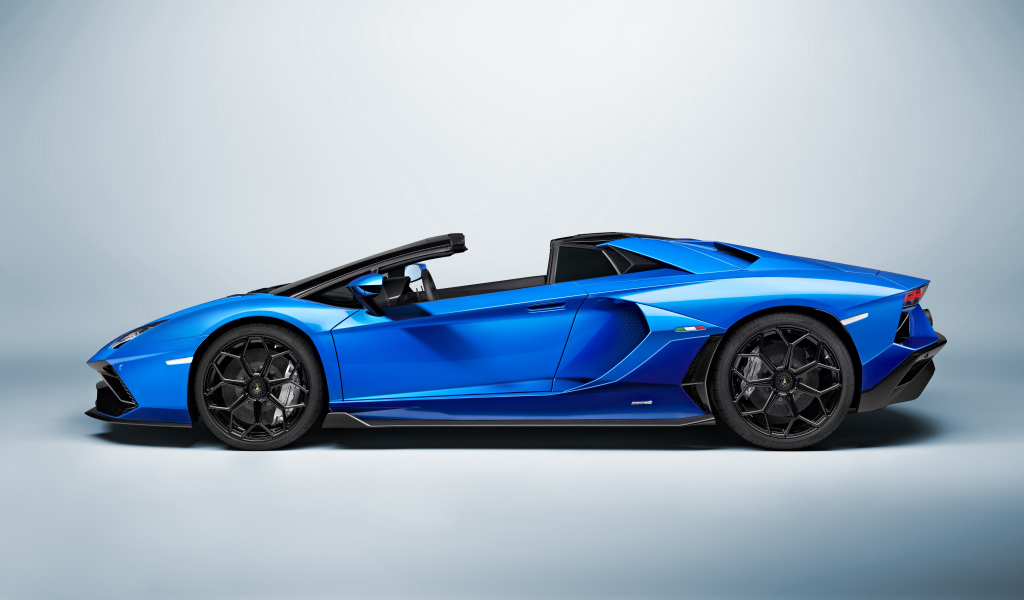 Синий Lamborghini Aventador LP 780-4 Ultimate 2021 года вид сбоку