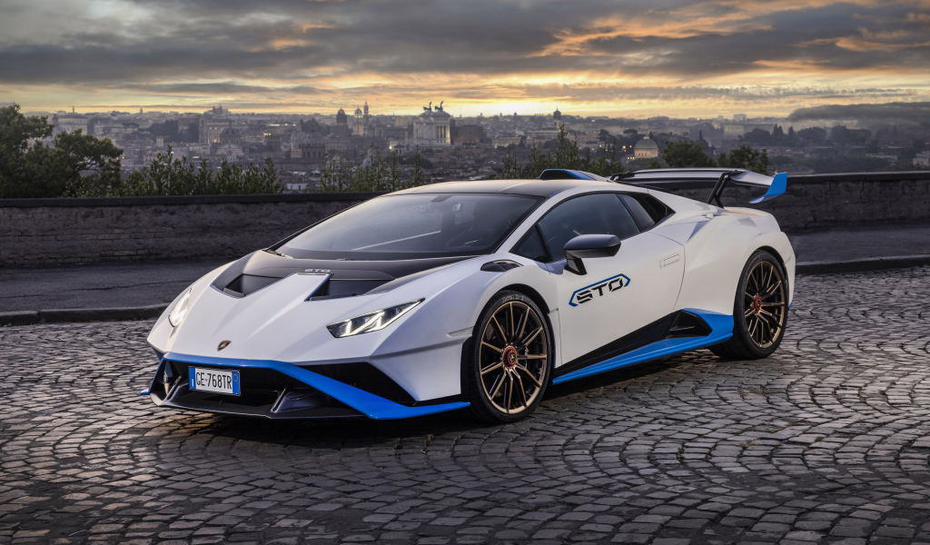 Быстрый Lamborghini Huracán STO 2021 года на фоне города 