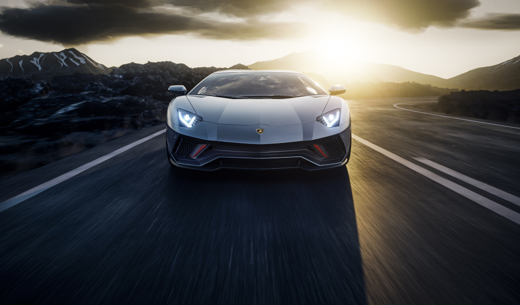 Автомобиль Lamborghini Aventador LP 780-4 Ultimate 2021 на закате в горах