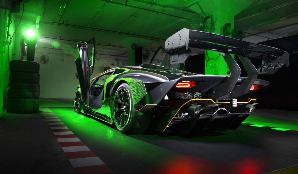 Автомобиль Lamborghini Essenza SCV12 в гараже