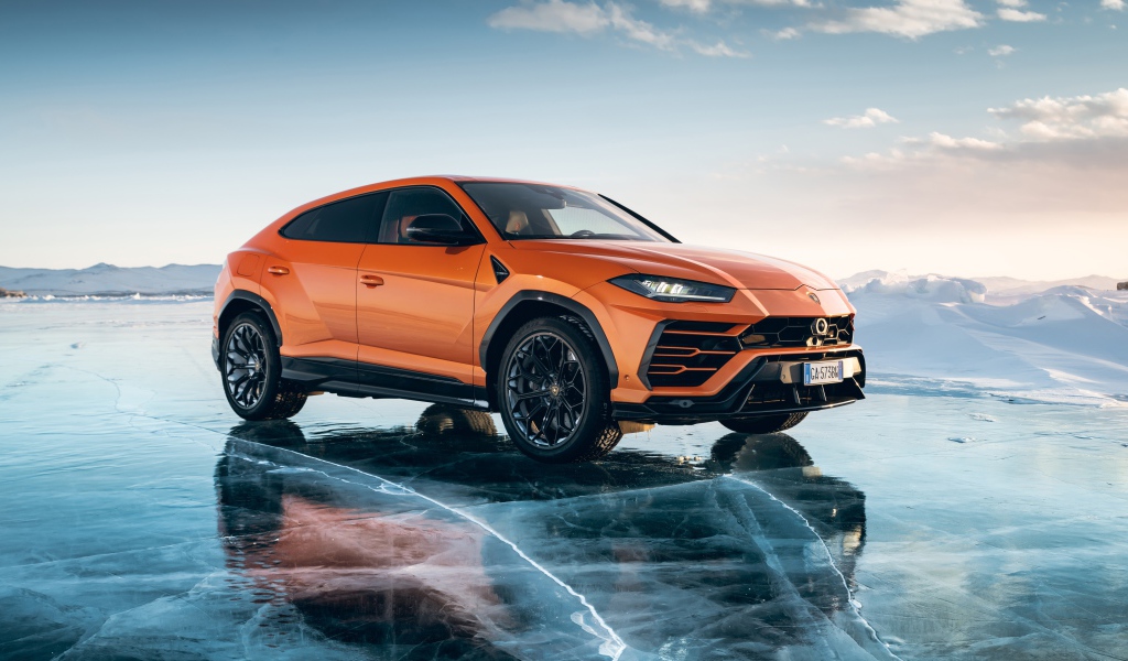 Внедорожник Lamborghini URUS года на льду