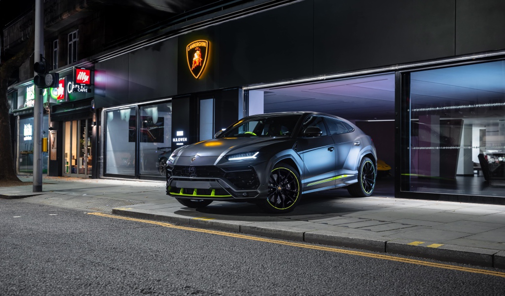 Внедорожник Lamborghini Urus у автосалона
